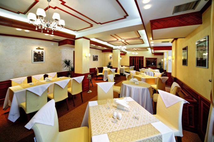 зал ресторану готелю