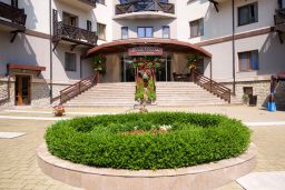 головний вхід в готель Шале Грааль