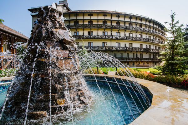 Територія готелю Шале Грааль